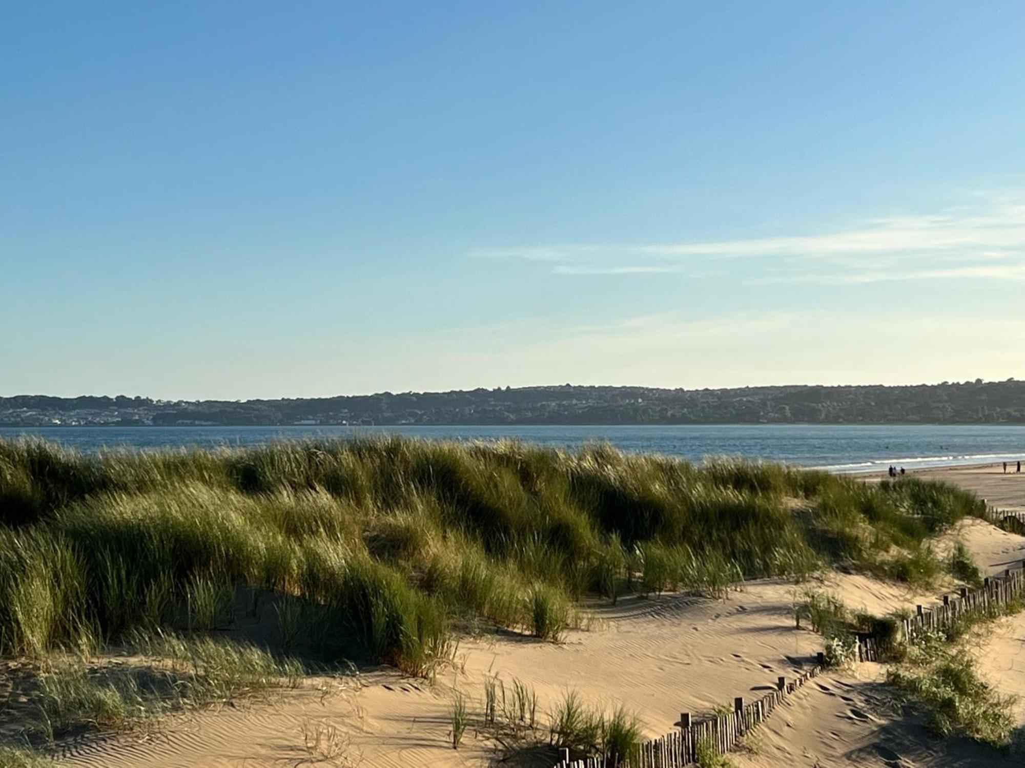 Hoopers Sandy Beach Guest Rooms Суонзи Екстериор снимка