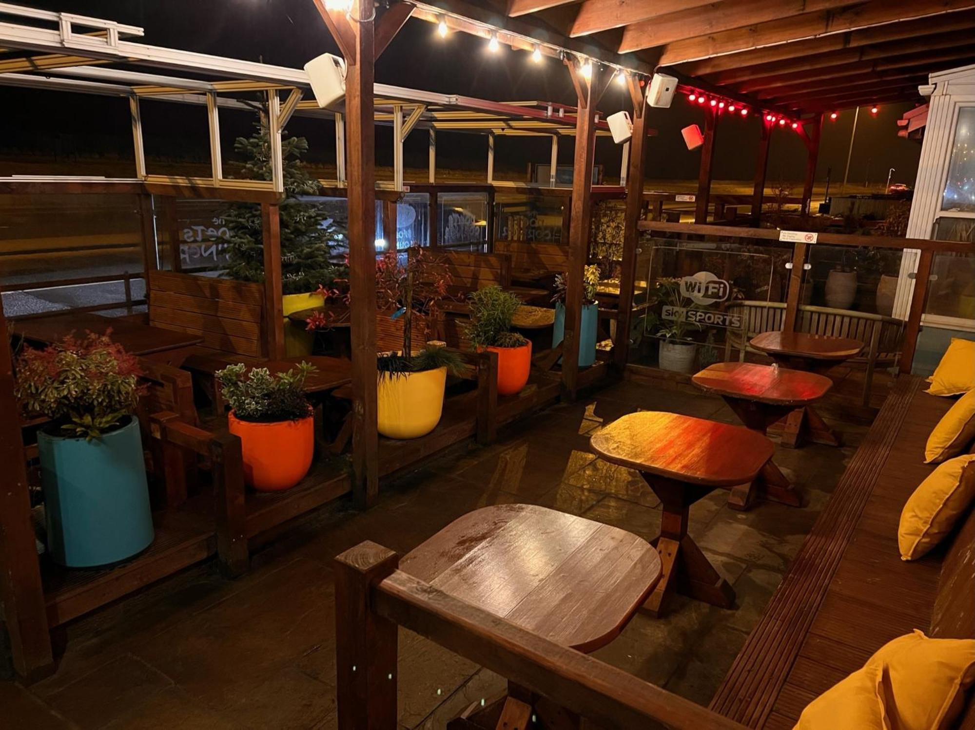 Hoopers Sandy Beach Guest Rooms Суонзи Екстериор снимка