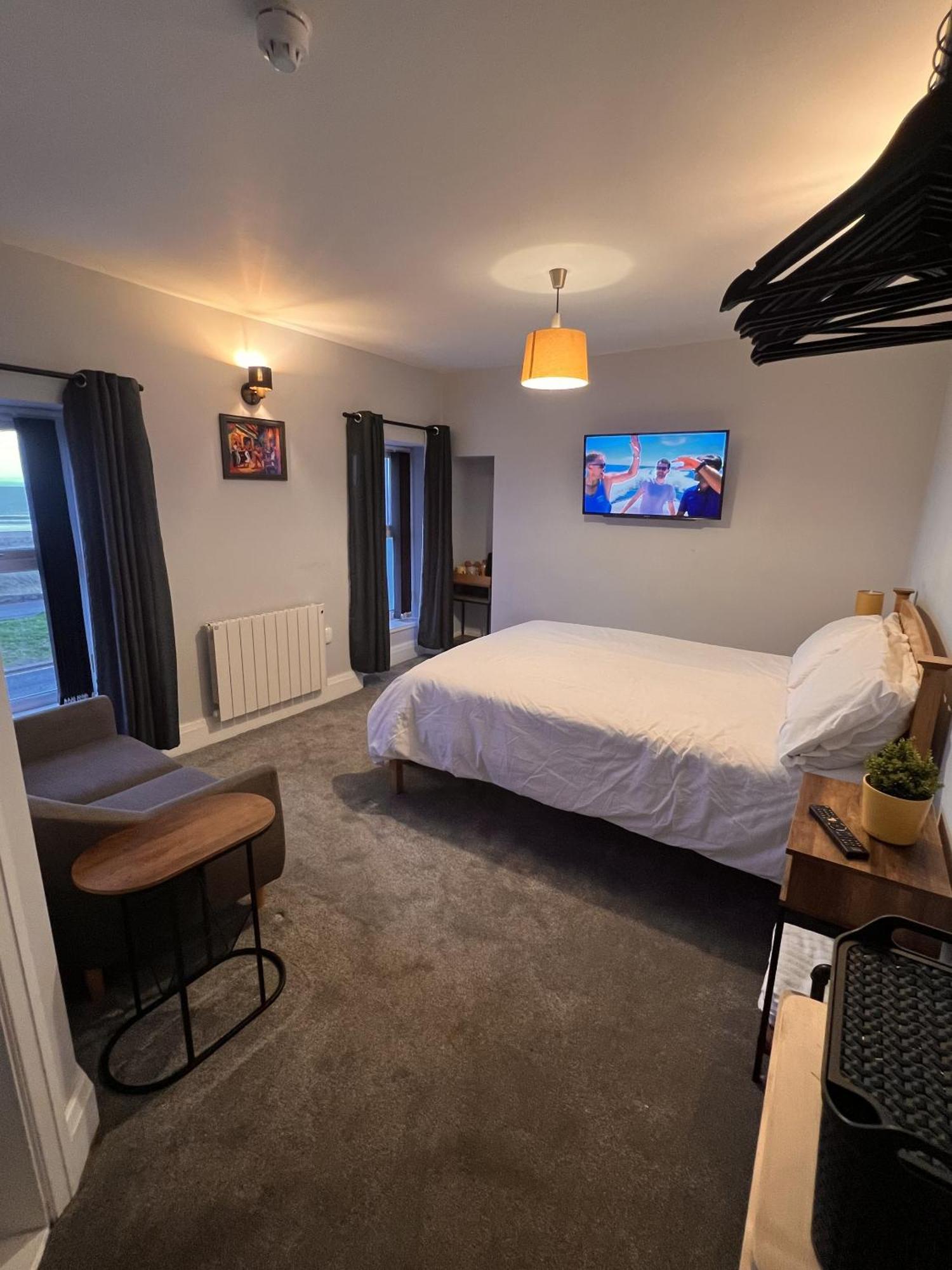 Hoopers Sandy Beach Guest Rooms Суонзи Екстериор снимка