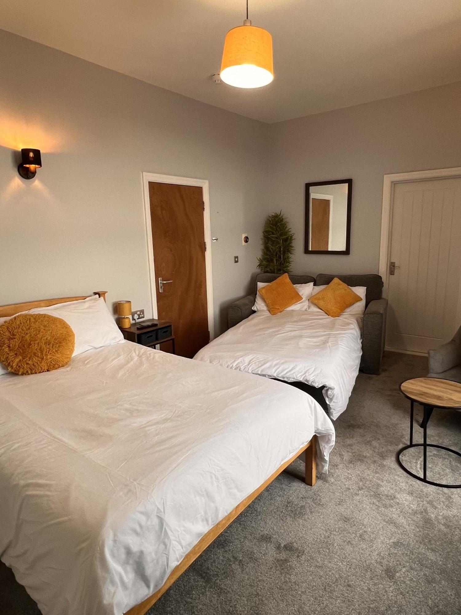 Hoopers Sandy Beach Guest Rooms Суонзи Стая снимка