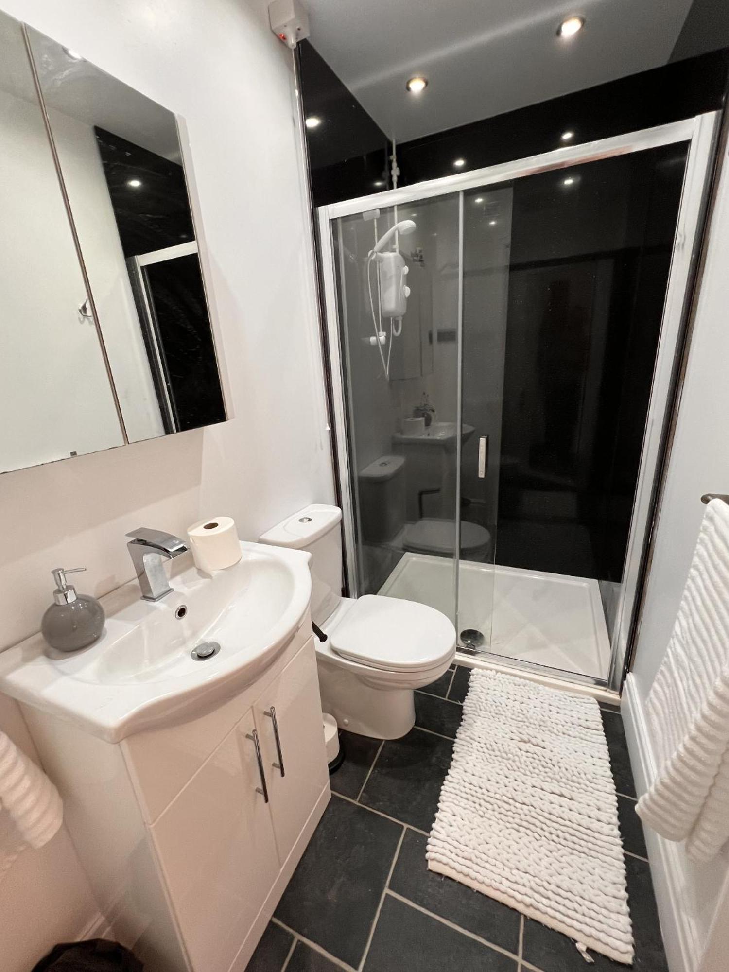 Hoopers Sandy Beach Guest Rooms Суонзи Стая снимка