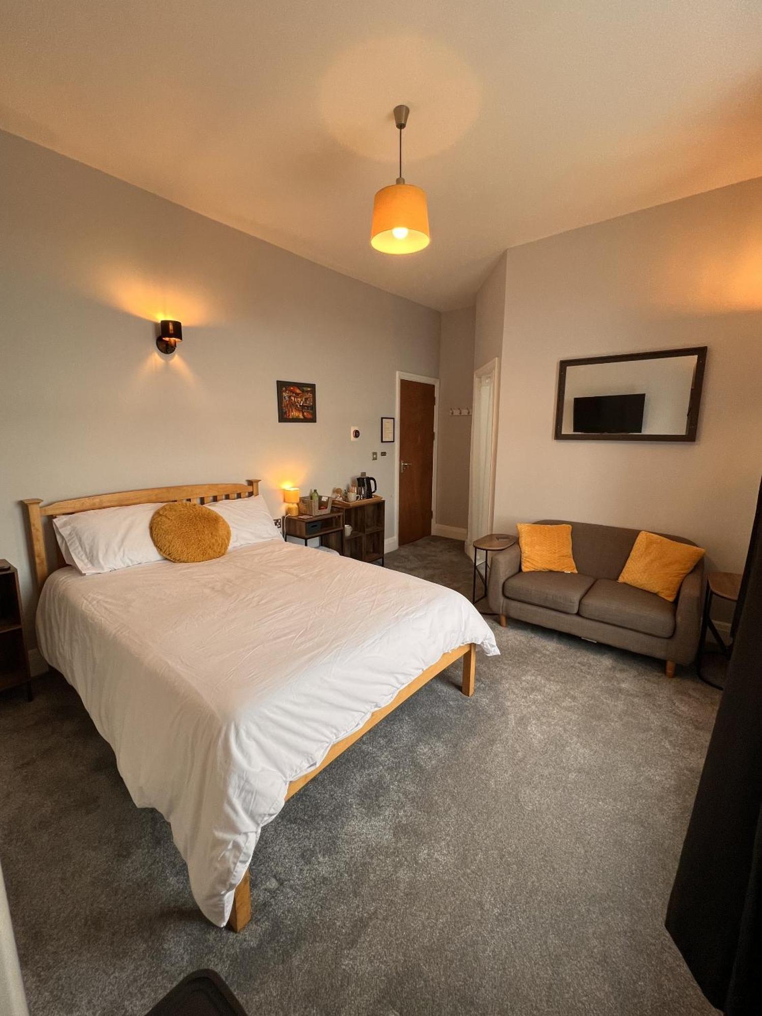Hoopers Sandy Beach Guest Rooms Суонзи Стая снимка